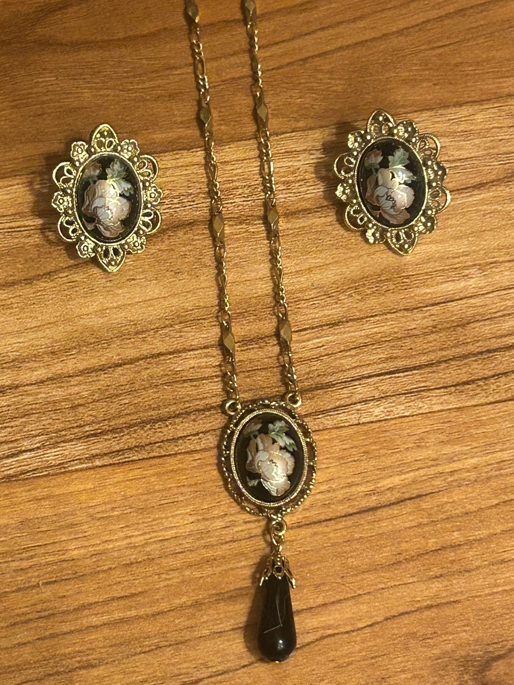 Beautiful Vintage Black and Gold Floral Cameo Pendant Necklace & Earring Set